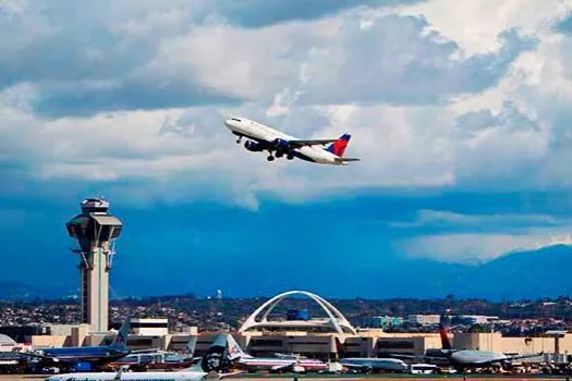 takeoff-plane-los-angeles-airport.jpeg